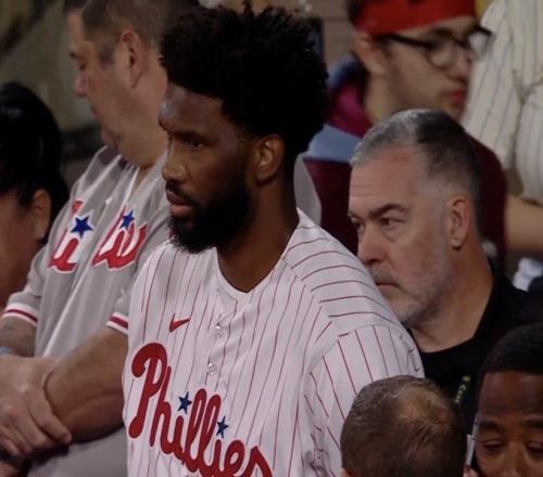 MVP到场!恩比德现场观战MLB费城人队季后赛