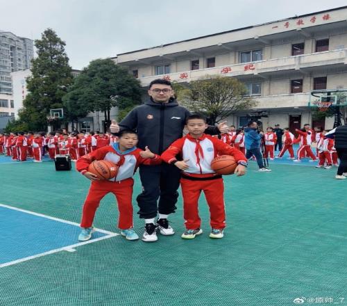 原帅参加校园行活动:很高兴能给孩子们带来帮助祝健康成长