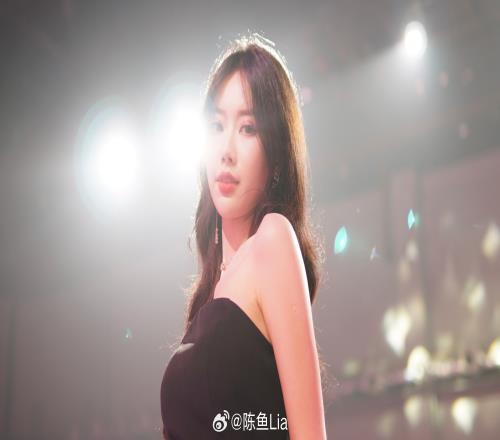 永劫无间美女主持陈鱼晒照：露肩长裙，长发吹肩，十分动人