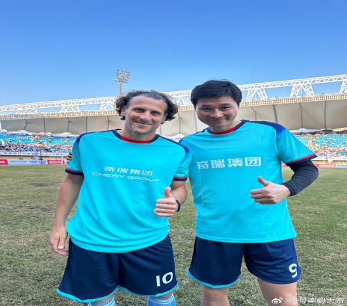 大帝+金靴!李毅晒与迭戈弗兰合影:只有退役了以后才能搭档一下