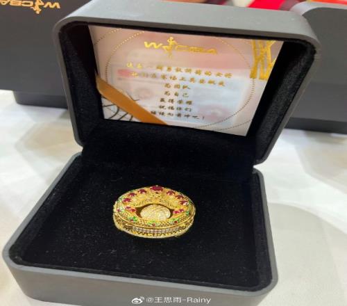 祝贺!王思雨赛后晒总冠军戒指并配文:下个赛季留给你们预测