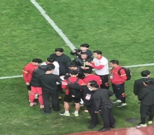 巨星的影响力！越南球员赛后向孙兴慜索要签名、合影