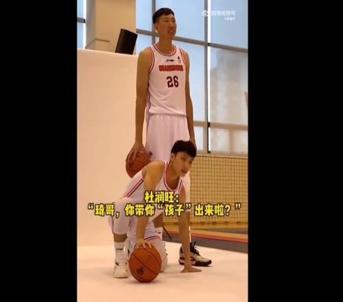 周琦和徐杰合拍定妆照杜润旺调侃：琦哥你带你孩子出来啦