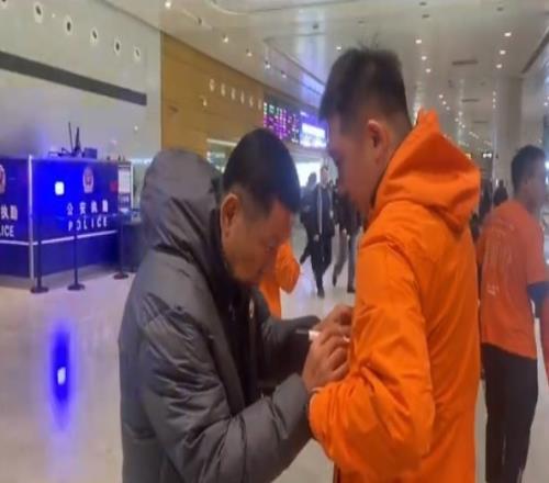记者:泰山队抵达长春备战中超联赛,崔康熙认真为球迷签名