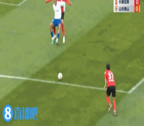 是点球吗克雷桑开场15分钟两次倒在对方禁区,主裁均未理会