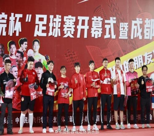 俱乐部梯队将士来到中飞院,与学子感受足球与校园擦出的激情火花