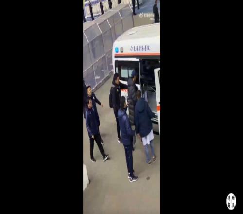 博主:费莱尼赛后第一时间被送往医院进行治疗,但愿没什么大碍