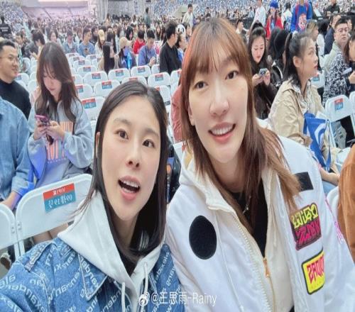 王思雨与韩旭看五月天演唱会:心情就像是坐上一套喷射机