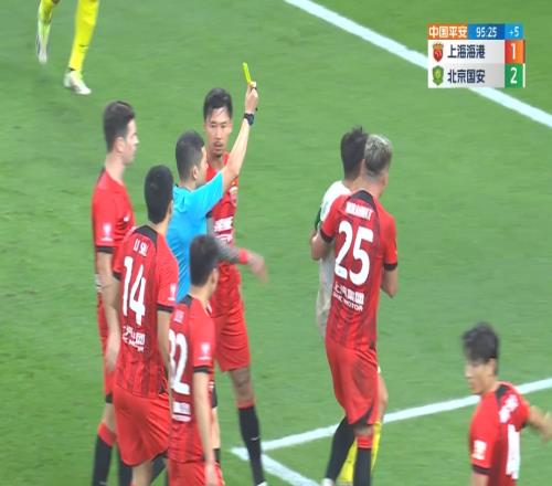 姜祥佑补时拖延时间染黄,替换下场时被买提江推离球场