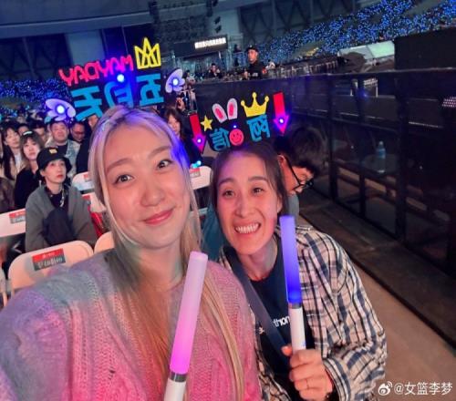 四川女篮团建看五月天演唱会李梦:原来这就是看演唱会的样子
