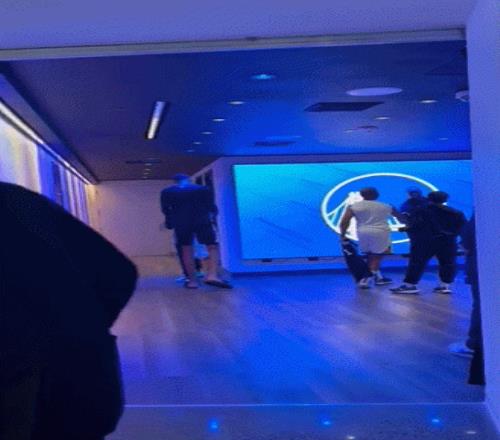 看好你！保罗赛后与文班在球员通道交换球衣并握手道别
