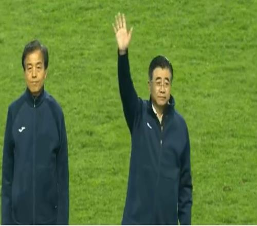 新任足协主席宋凯出席中青赛决赛,为中青赛冠军山东泰山U15颁奖