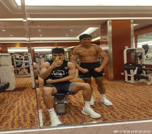 “云南滑翔机”矣进宏晒与陈国豪合影斜方肌超级抢镜!