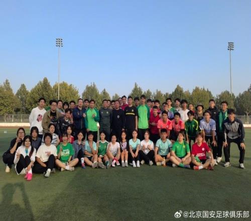 北京国安足球俱乐部走进北京建筑大学,给学生带来足球公益课