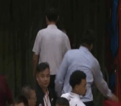 两连败!丁伟回更衣室的路上一掌打翻了一个装球的筐
