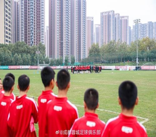 逐梦未来!成都蓉城U12梯队的小队员观看成都蓉城一线队训练!