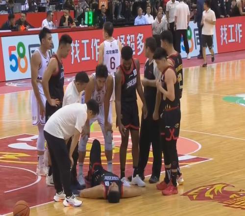 一度回更衣室!沈梓捷被撞翻重摔表情痛苦捂着腰部现已回到赛场