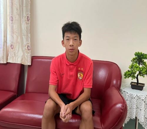 足球报介绍U15小将王伟轩:国内这身高打主力少见,外教都钟爱他