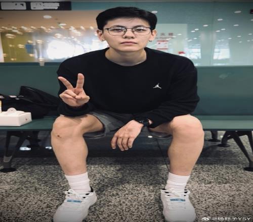 杨舒予更博晒自拍:快到圣诞节了有没有人可以送我一个任意门
