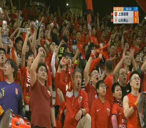 等待夺冠时刻！海港现场球迷亮起手机闪光灯，为球队加油
