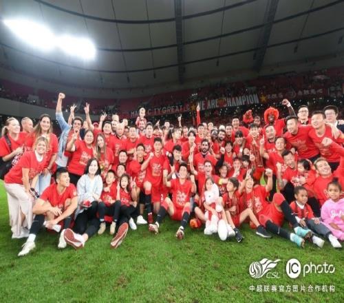 冠军属于海港队更属于在座的每一位,未来我们继续携手并肩