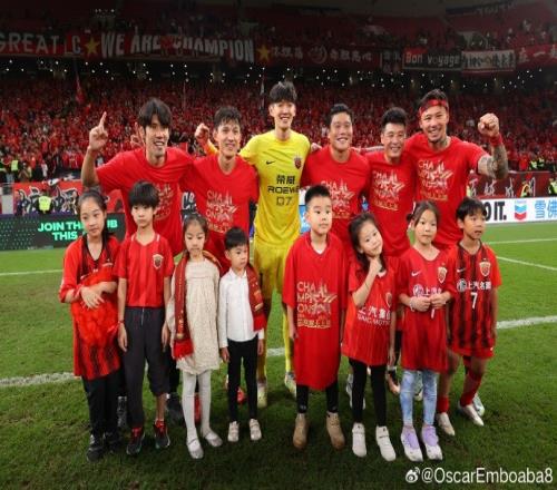 奥斯卡晒海港球员与家人合影:Family