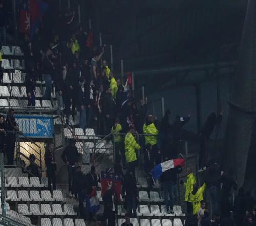 意媒：因里昂马赛球迷发生暴力事件，已有7人被逮捕