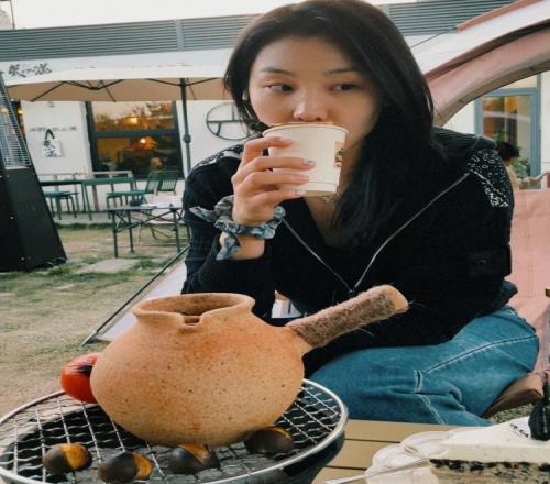 张茹晒休闲照:只要变好慢点也无妨十一月希望我们都被世界爱着