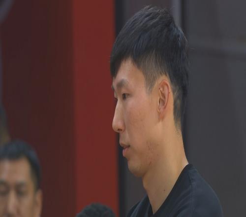 啥时候能上呀广东主场对阵天津镜头给到场边的周琦