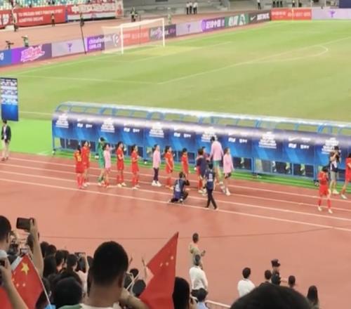 送上安慰还是在告别水庆霞与中国女足队员一一拥抱
