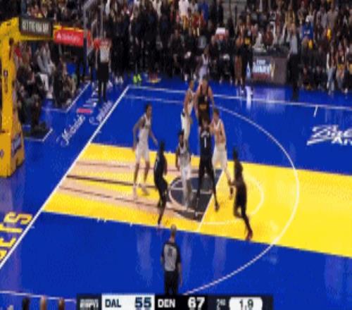 太强了！约基奇压哨三分打进上半场9中8砍20+8+5