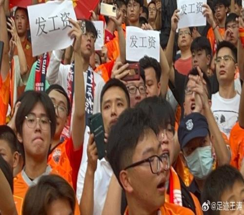今日一别不知能否再见赛后很多深圳球迷泪如雨下