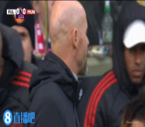 小麦进球被吹！滕哈赫连连摇头，不断向第四官员抱怨
