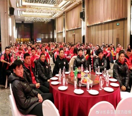 长春橙风球迷会举行2023赛季年会,谭龙、张力为橙风获奖球迷颁奖