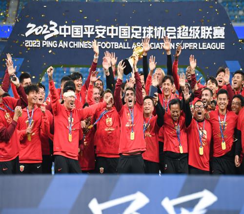记者陈华:上港集团一家养活海港、申花、上海男篮三家职业俱乐部