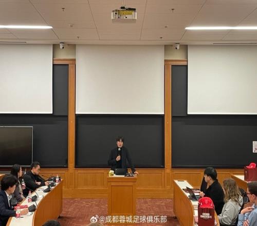 蓉城俱乐部一行来到清华大学苏世民书院,与书院学子沟通交流