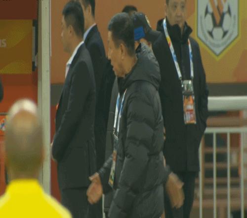 霸气赛后崔康熙接受仁川联教练组逐一鞠躬握手