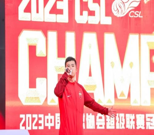 海港总结会李圣龙献唱《冠军的心》，球迷合唱《那是一个周末》