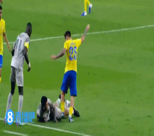 奥塔维奥抢球对着倒地对手连踢3脚，被杜海勒球员围住锁喉