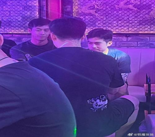 球迷协会会长怒斥邓涵文不仅训练早退，当晚还被球迷偶遇喝酒
