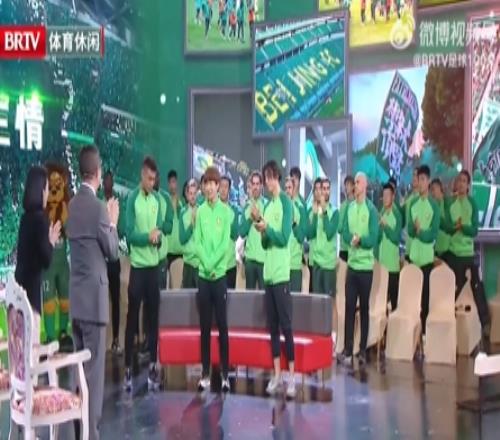国安参与访谈节目,全队起立鼓掌向退役的老将朴成致敬