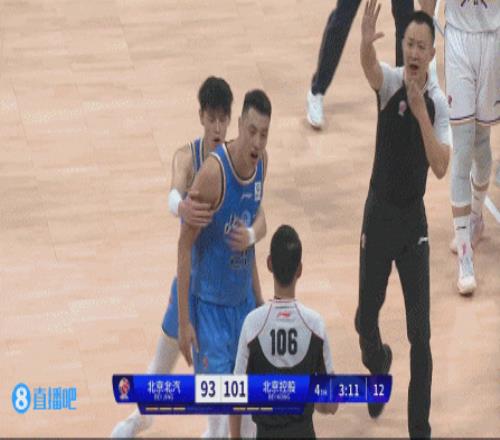 翟晓川不满被吹犯规找裁判评理被追加1T
