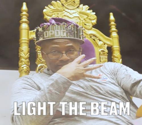 LightTheBeam!战胜湖人后国王官推晒迈克布朗戴王冠照片