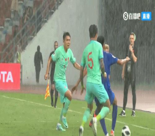 雨战！泰国主场下起了暴雨，中泰战在倾盆大雨中进行