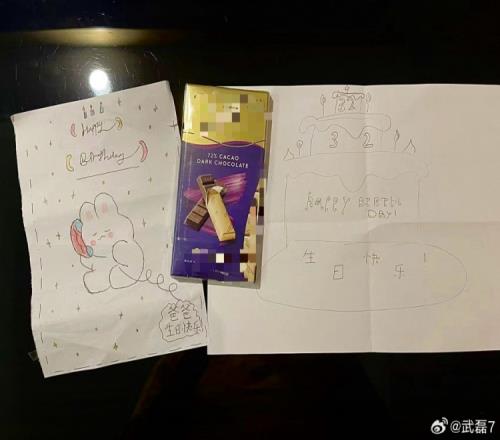 感受家庭温暖,武磊晒儿子女儿寄来的生日礼物:惊喜