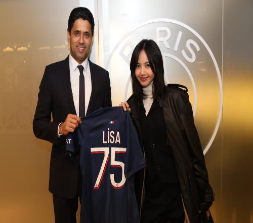 辣！Lisa现场观战巴黎欧冠比赛，获赠球衣