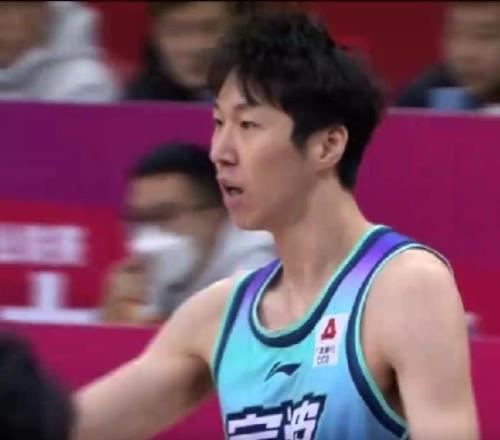 继续成长！宁鸿宇出战43分钟三分7中5&罚球6中6贡献25分7板4助