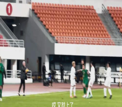 埋下伏笔浙江vs武里南上半场冲突：汶玛探顶牛后假摔，董宇染黄
