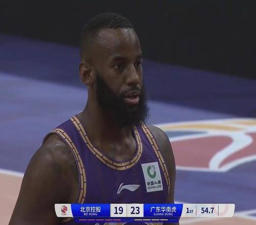 你还真别说吧友们看看北控外援桑普森像不像那个39岁NBA老头