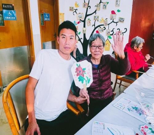 足球报:杨一鸣前往深圳养老院慰问老人,参与插花和绘画活动